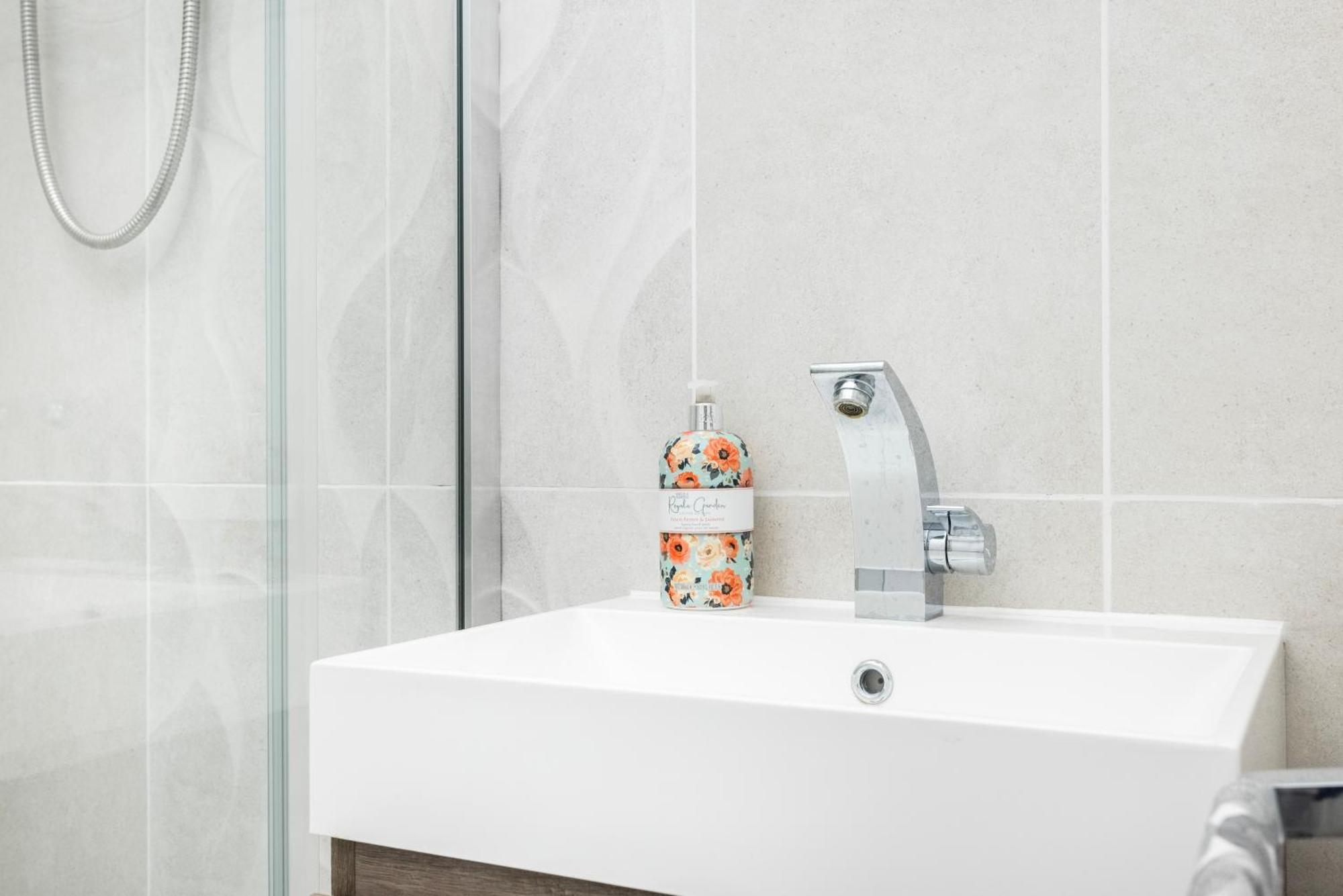 Modern 1 Bedroom Near Kensington High Street Apartment